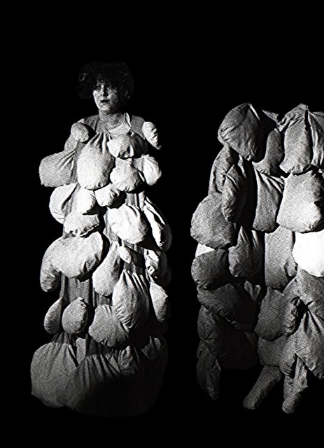Skulpturen Kostüme- Verganglichkeit Theater Movie Kassel 1989, Alexandra Holownia
