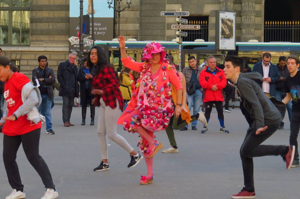 Alexandra Fly Dance Performance in open space Paris FIAC 2016, Alexandra Holownia Alexandra Fly Dance Performance in open space Paris FIAC 2016, Alexandra Holownia