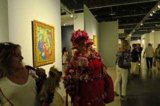 Alexandra Fly performance interaktion mit publikum in Art Fair Art Basel Miami Beach 2017, Alexandra Holownia