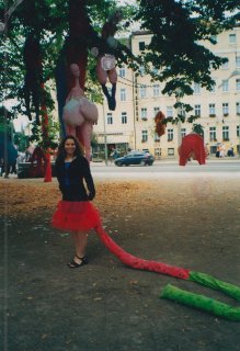 Skulpturen-Kostüme Penis- Kunstprojekt Dolly Baum, Alexandra Holownia