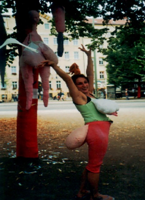 Skulpturen Kostüme Brust und Po- Dolly Baum Projekt 2002, Alexandra Holownia