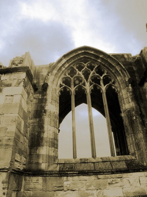 Ruine mit Wolken2, Sascha Bernard
