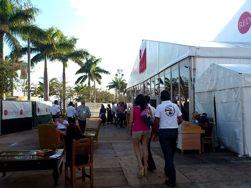 Golden Shadows in the Sky - Priska Medam auf der RED DOT Miami 2013