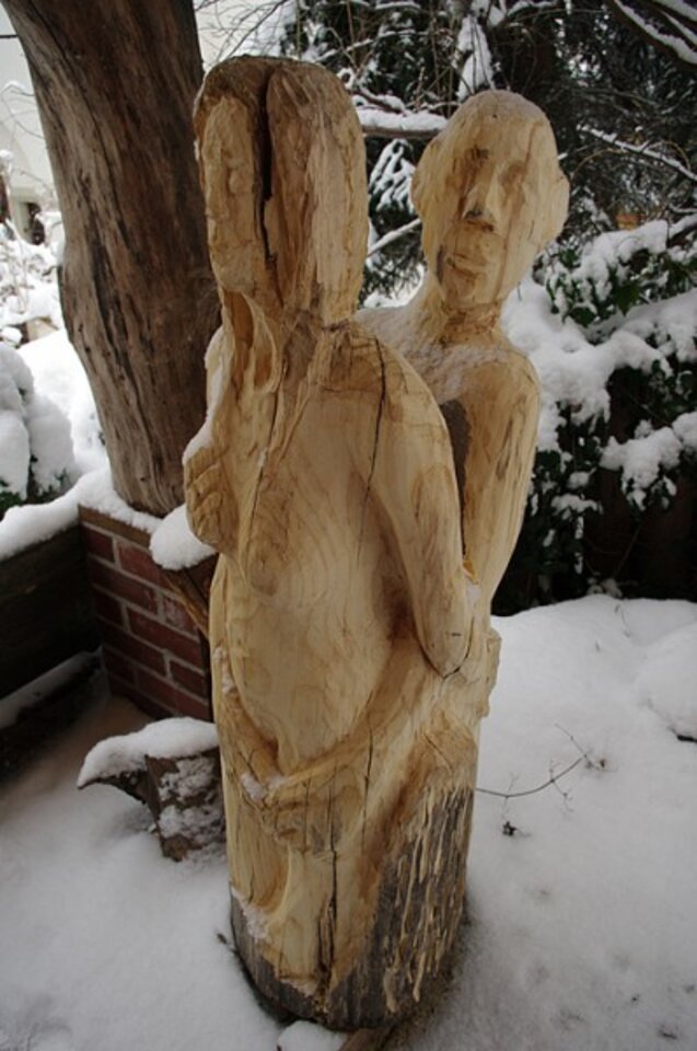 Paar im Winter , Walnuß aus Holz, Anita Voigt