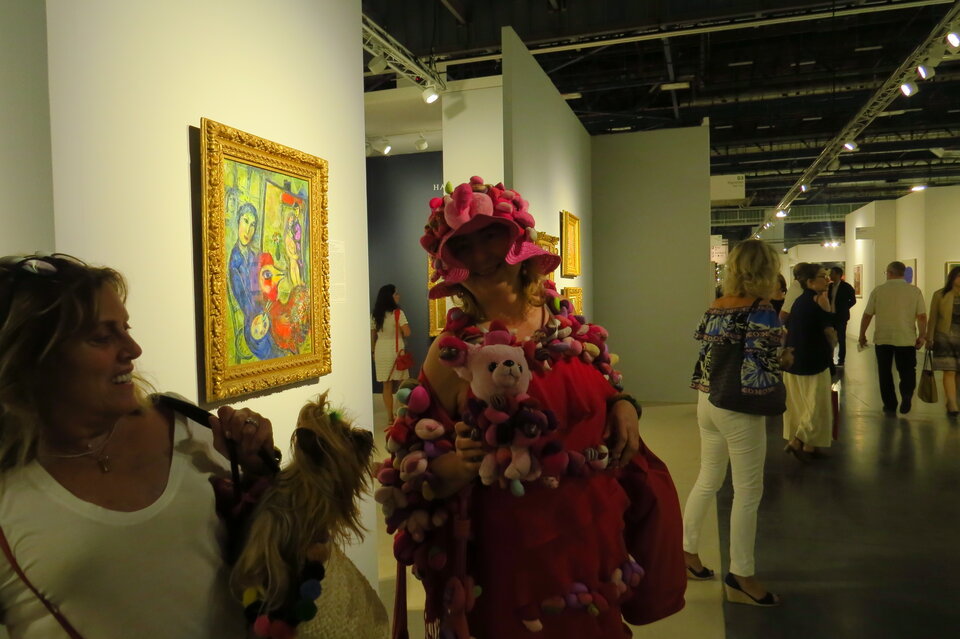 Alexandra Fly performance interaktion mit publikum in Art Fair Art Basel Miami Beach 2017, Performance aus Stoff, Alexandra Holownia