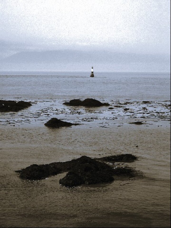Leuchtturm im blauen Meer, Digitalfotografie , Sascha Bernard