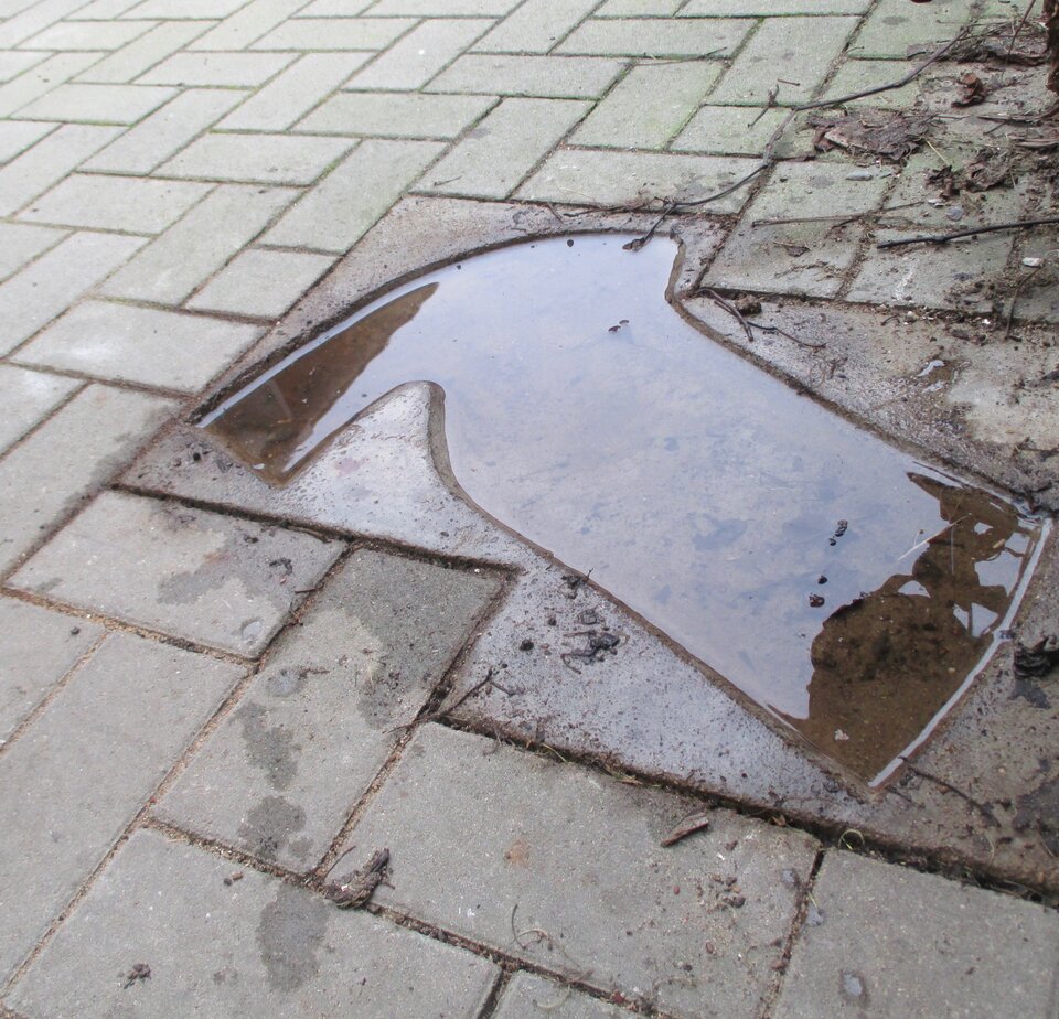 Kunstpfütze1 im urbanen Raum, Anett Simon