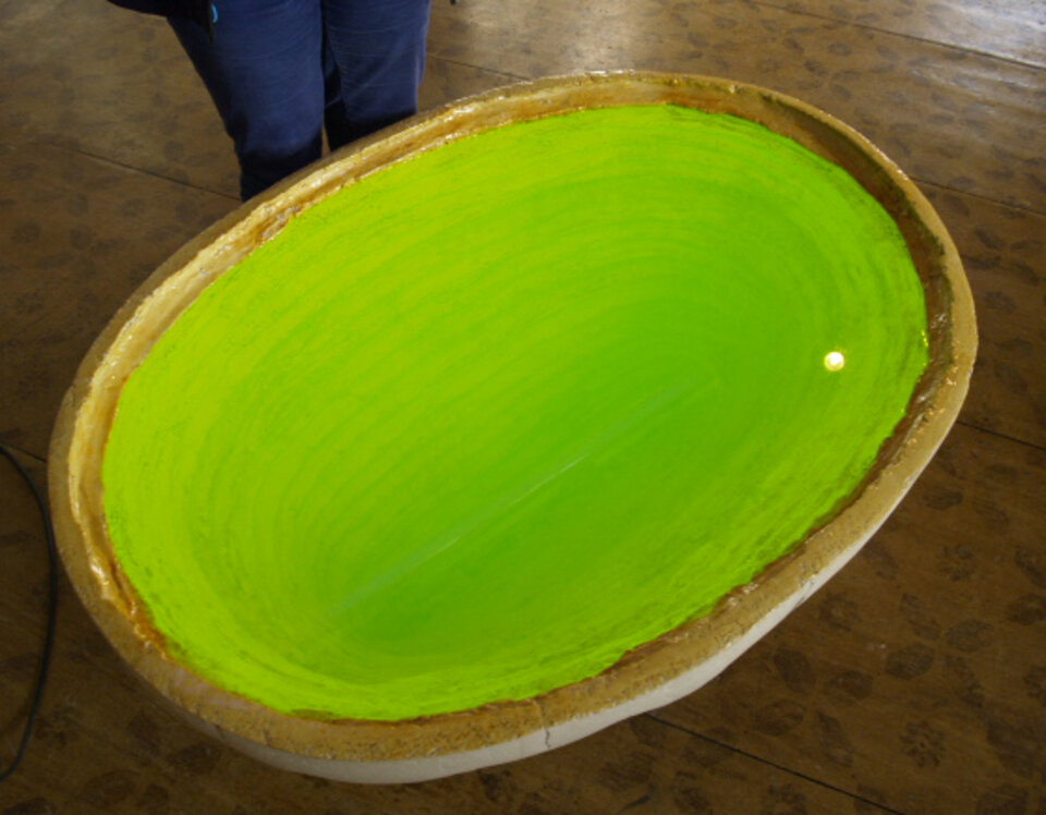 Ausstellungsansicht „Herbst“, Salon Karl-Heine-Straße 108, Leipzig , Keramik, befüllt mit flureszierender Flüssigkeit  , Ulrike Bernhardt