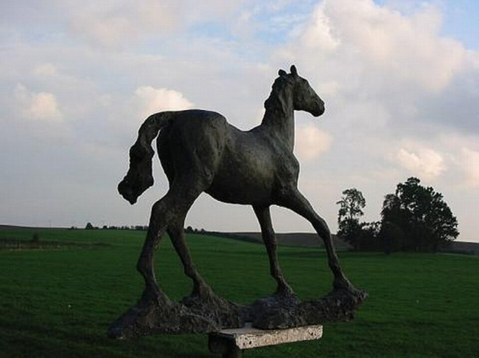 Anhaltendes Pferd, Skulptur auf Stein, Simon Schade